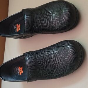 Dansko XP Textured Black Slip Resistant Shoes, Preowned, Talla 42 Europe